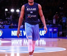 PG游戏-字母哥在公牛比赛中比赛规则变更，持续失利引发热议！观众掌声雷动的简单介绍