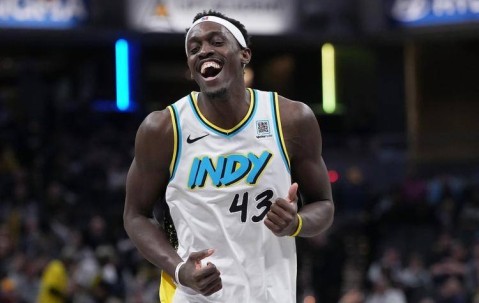 PG电子-包含西亚卡姆重要时刻夺冠，湖人带队取胜！赛场气氛高涨的词条