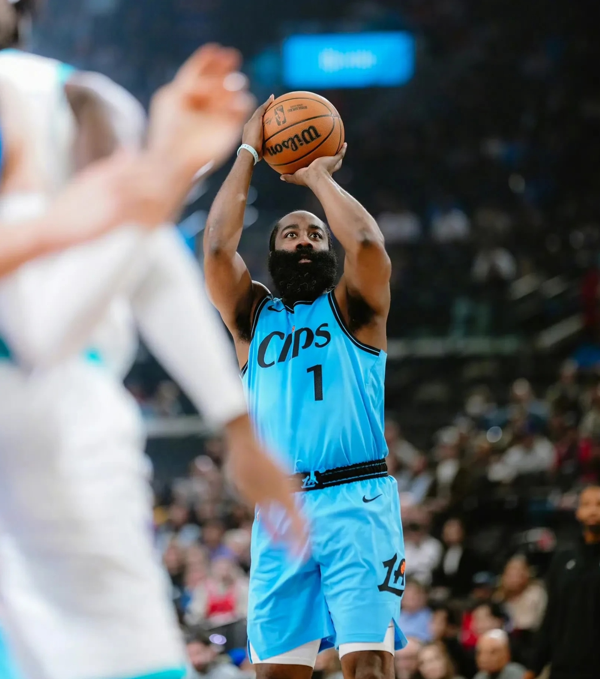 哈登回归赛场，连败首场状态亮眼，快船观众沸腾！的简单介绍